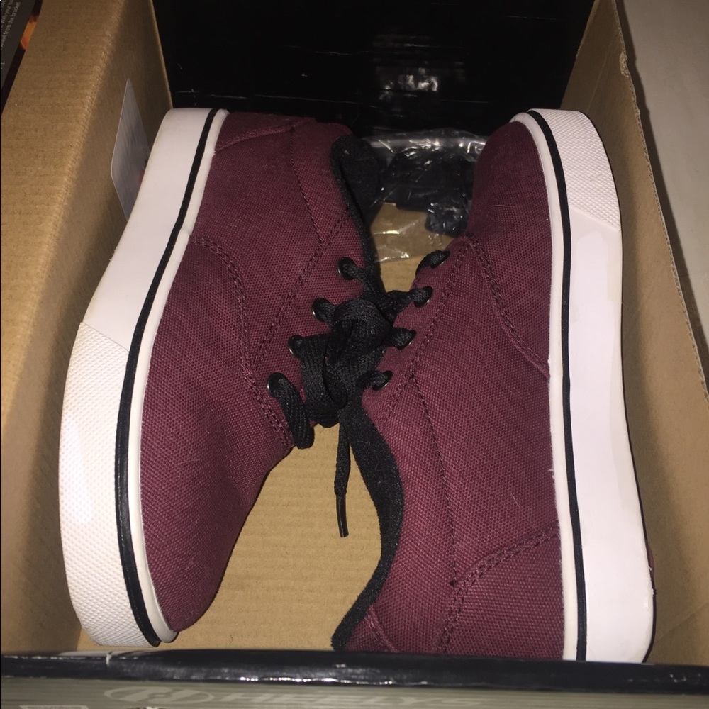Brand New Heely’s size 3y